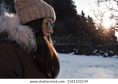 Stockfoto: 20 25 Years Old Beautiful Woman In Christmas Hat And Swimsuit Wi