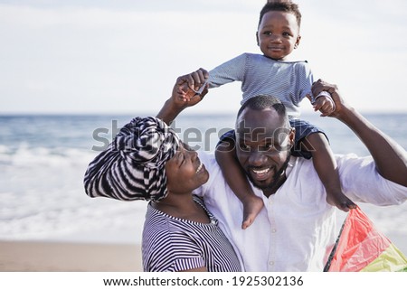 Zdjęcia stock: Young Mother Holding His Child On The Beach Having Fun Together