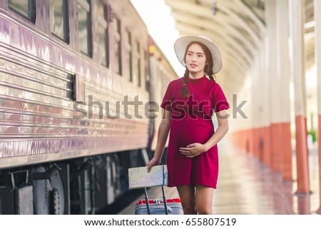 Foto d'archivio: Young Attractive Fashion Lady On Railway Station Waiting Vintag