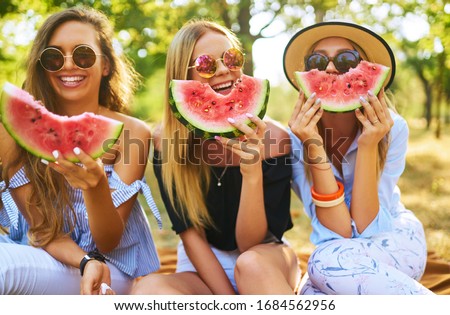 ストックフォト: Portrait Of Smiling Girl Holding Watermelon Slices In The Garden