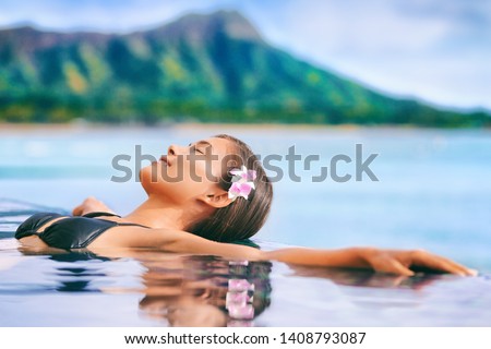 Foto stock: Hawaii Vacation Honolulu Travel Tourist Woman Relaxing In Swimming Infinity Pool At Luxury Resort Ho