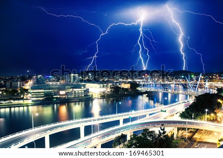 Foto d'archivio: Multiple Eletric Lightning Strikes Over River In Brisbane