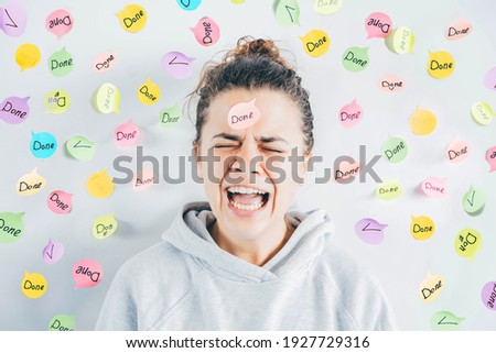 Foto stock: Frustrated Woman With Sticky Note Stuck On Her Forehead Against Wooden Background