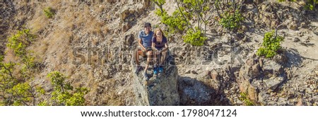 Foto stock: Banner Long Format Young Tourist Man And Woman Sit At The Edge Of The Crater Of The Ijen Volcano Or