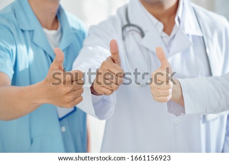 Foto d'archivio: Healthcare Worker And Patient Thumbs Up After Coronavirus Swab