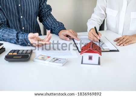 Real Estate Broker Residential Agent Being Analysis And Making T Сток-фото © Freedomz