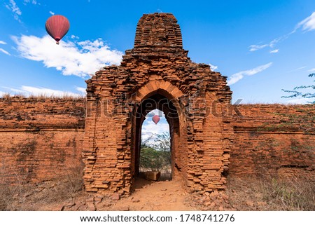 Foto stock: Hot Air Balloons Flying Over Buddhist Temples At Bagan Myanmar