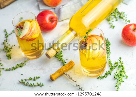 Foto d'archivio: Hard Apple Cider Cocktail With Fall Fresh Thyme And Star Anise