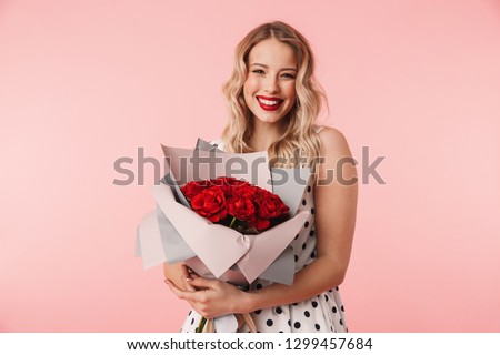 Foto stock: Beautiful Smiling Brunette Woman With Red Roses Bouquet Valenti