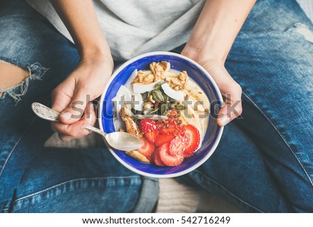 Foto stock: Healthy Breakfast Fresh Granola Muesli With Pumpkin Seedspecan Nuts And Maple Syrup In White Bowl