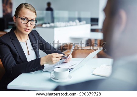 Foto stock: Businesswoman Negotiating Business Agreement Details Over Mobile