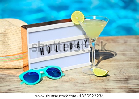 Foto stock: Light Letterbox Hat Sunglasses And Daiquiri Cocktail With Lime