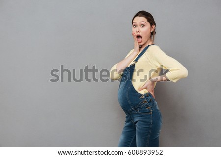 Foto stock: Confused Woman Posing Isolated Over Grey Wall Background Holding Thought Bubble