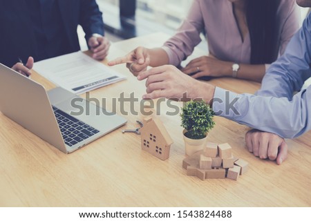 Foto stock: Sale Representative Offer House Purchase Contract To Buy A House