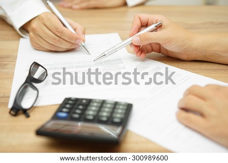 Foto stock: Lawyer Working With Client Discussing Contract Papers With Brass