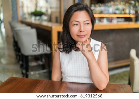 Elegant Asian Middle Aged Businesswoman Pensive Portrait Beautiful Mature Chinese Business Woman Re Stockfoto © Maridav