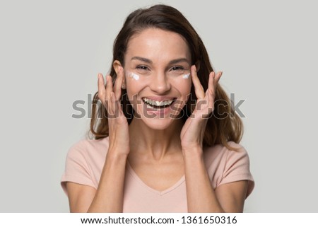 Stockfoto: Young Woman At Beauty Salon Having Beauty Treatment - Hand Drawn Raster Illustration