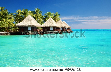 Foto stock: Palm Trees On A Tropical Beach With A Blue Sea On Moorea Tahiti