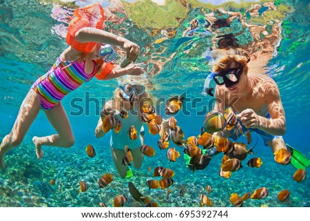 Foto d'archivio: Photo Of Happy Family Father With Children Diving And Swimming U