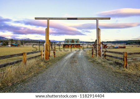 Foto d'archivio: Nice Wooden Ranch Home With Beautiful Landscape In The Countryside