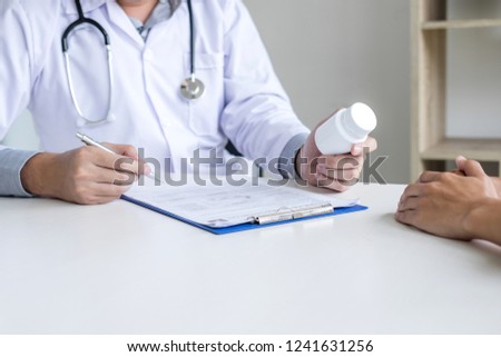 Foto stock: Professor Doctor Presenting Report And Recommend A Method With P