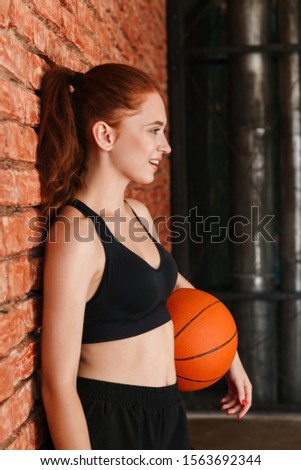 Stockfoto: Side View Of A Concentrated Basketball Player Looking Over Shoulder