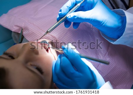 Zdjęcia stock: Dentist Holding Medical Equipment While Examining Boy At Clinic