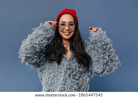 Foto stock: Studio Portrait Of Stylish Pretty Positive Brunette Girl Showing Gesture If Good And Super By Big Fi