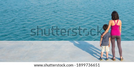 Foto stock: A Mother With Her Son Outside In An Urban Street