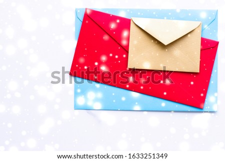 Foto d'archivio: Winter Holiday Blank Paper Envelopes On Marble With Shiny Snow F