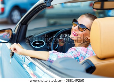 Foto stock: Young Pretty Woman In Sunglasses Sitting In A Convertible Car Wi