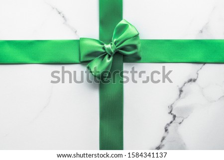 Foto d'archivio: Green Silk Ribbon And Bow On Marble Background St Patricks Day