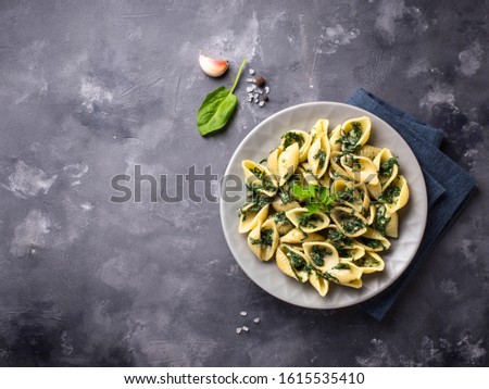 Foto d'archivio: Conchiglioni Pasta With Spinach In Creamy Sauce