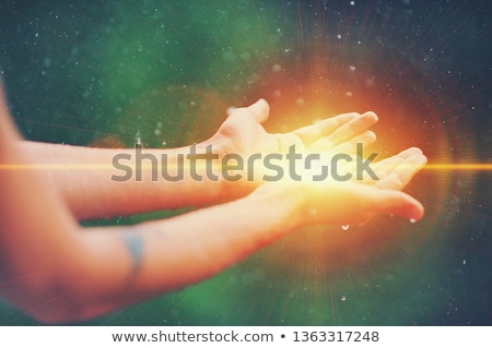 Foto stock: Therapist Giving Reiki Healing Treatment To Woman