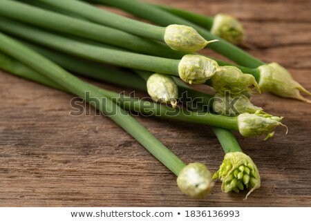 Foto stock: Bunch Of White Onionsallium Cepa On A Plate