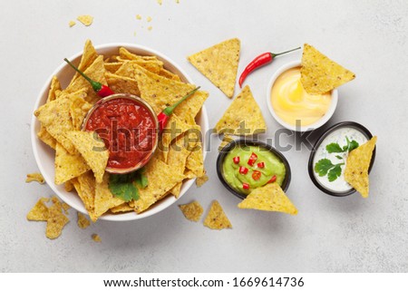 Foto stock: Mexican Nachos Chips With Fresh Guacamole Sauce