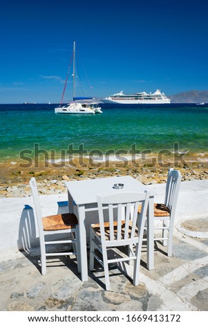 Zdjęcia stock: Cafe Table And Cruise Liner In Aegean Sea Chora Mykonos Island Greece