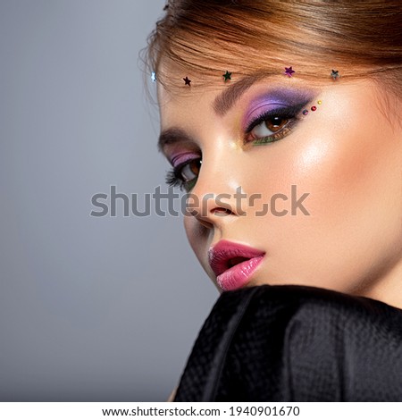 Foto stock: Beauty Girl - Brignt Brilliant Vibrant Makeup