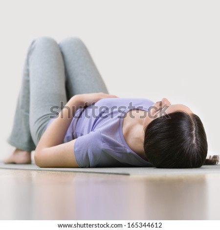 Stok fotoğraf: Portrait Of A Young Fitness Woman Lying On A Yoga Mat And Exerci