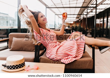Foto stock: Beautiful Young Woman Drinking A Cocktail While In The Swimming