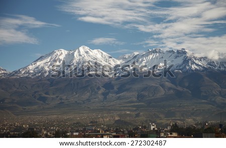 Foto stock: Arequipa Peru With Its Iconic Volcano Chachani In The Backgroun