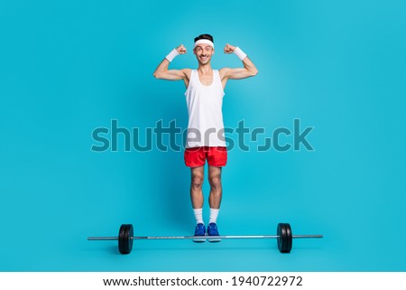 Foto stock: Full Length Of Funny Muscular Man With Barbell