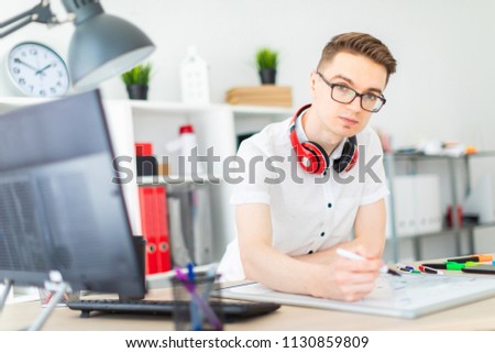 ストックフォト: A Young Man With Glasses And Headphones Draws A Marker On The Magnetic Board