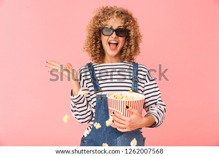 Foto stock: Photo Of European Curly Woman 20s Holding Popcorn Bucket While S