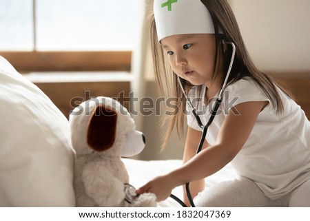 Stockfoto: Close Up Of Doctor Listening To Patient Heartbeat With Stethosco