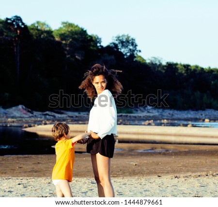Foto stock: Pretty Diverse Nation And Age Friends On Sea Coast Having Fun Lifestyle People Concept On Beach Vac