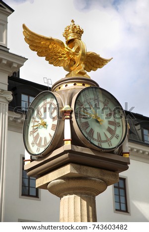 ストックフォト: Klocka Central Plan Clock With Crown Next To The Central Train