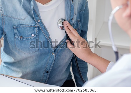 Foto stock: Patient Listening Intently To A Male Doctor Explaining Patient S