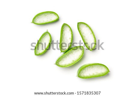 Foto stock: Aloe Vera And Aloe Cubes In A Wooden Bowl Aloe Vera Gel Almost Use In Food Medicine And Beauty Ind