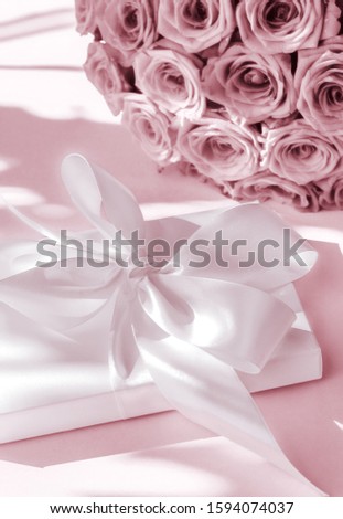 Foto d'archivio: Luxury Holiday Silk Gift Box And Bouquet Of Roses On Blush Pink